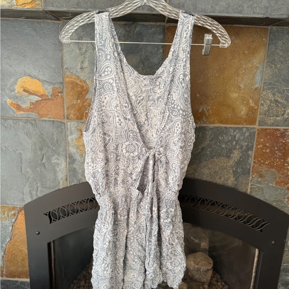 blue and White Floral Paisley Low Back High Neck Elastic Waist Short Romper med - Picture 2 of 4